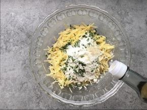 少许食用油，搅拌均匀