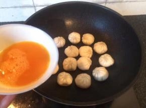 等到水烧干，倒入鸡蛋液