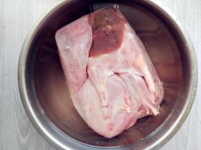 冷冻的兔肉在室温下解冻，用清水泡除血水。