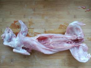 捞出，沥净水分，切去头部（单独做辣烤兔头）（图片略重口）