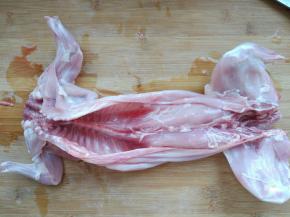 用锋利的厨房剪刀剪开胸骨，去除气管等无用的部分。因为兔子肋骨较细，所以很好操作