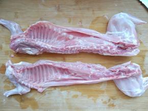 再用锋利的刀沿着脊椎一侧，将兔肉分成两半