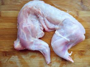 用叉子在肉上扎一些通透的孔，这样腌制的时候更容易入味