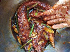 将腌料拌匀后，按摩兔肉，以便兔肉更好地吸收腌料