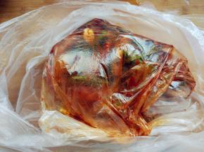 将所有腌料、汤汁和兔肉一起装入保鲜袋中，入冰箱冷藏腌制。可以腌制一晚，我因为有事忙，所以这个是腌制了两天一夜，不用放盐，郫县豆瓣酱的鲜味完全被兔肉吸收，非常入味