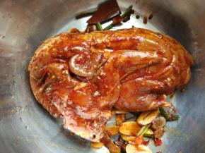 腌好的兔肉从袋中倒出，可以看到腌料的汤汁完全被兔肉吸收了