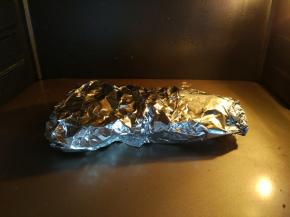 将腌好的兔肉（去除腌制时的调料）用铝箔纸包好，放入预热好的烤箱中层，上下火180度烤30分钟左右。

这个包锡纸的过程很重要，能保证兔肉在烤制的过程中，不会大量失水，否则兔肉会发干发柴，口感不好。