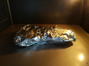 将腌好的兔肉（去除腌制时的调料）用铝箔纸包好，放入预热好的烤箱中层，上下火180度烤30分钟左右。

这个包锡纸的过程很重要，能保证兔肉在烤制的过程中，不会大量失水，否则兔肉会发干发柴，口感不好。