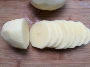 土豆洗净去皮，切成片。