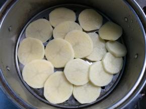 放进蒸锅蒸熟。