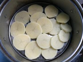 放进蒸锅蒸熟。