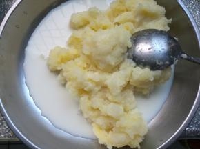 加入牛奶搅拌均匀。
