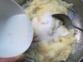 加入盐、糖搅拌均匀。