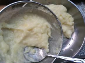 过筛，土豆泥更细腻，口感更好。