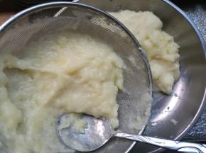 过筛，土豆泥更细腻，口感更好。
