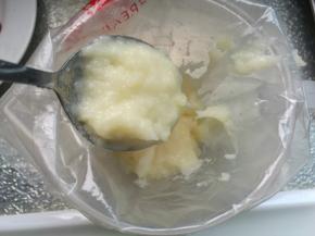 装入裱花袋挤在盘子上即可。（没有裱花袋可以用勺子舀在盘子上）。