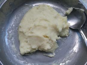 过筛好的土豆泥，细腻绵软。