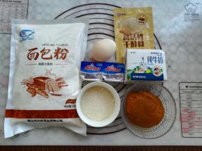 准备好做面包的材料和份量，南瓜泥是提前加油加糖炒过的