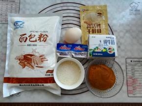 准备好做面包的材料和份量，南瓜泥是提前加油加糖炒过的