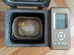 除南瓜泥以外的材料放入面包机里，选择甜面包程序