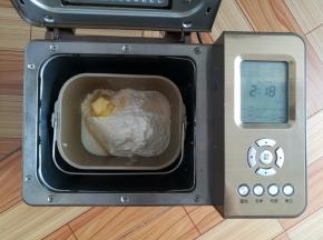 除南瓜泥以外的材料放入面包机里，选择甜面包程序