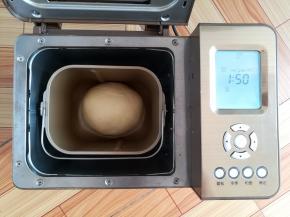 收圆面团，放回面包机继续发酵