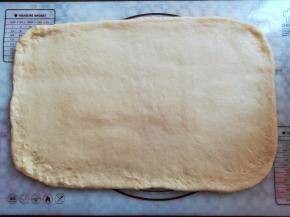 把面团擀成大的长方形