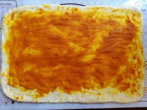 面皮翻面，抹上南瓜泥