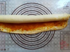 面皮从上往下卷起来