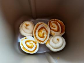 先放入5个面团到面包桶底层