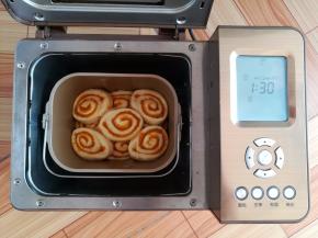 整形好的面团放回面包机继续发酵，如果面包没有发酵到理想位置，可以轻按暂停键延长发酵时间，每次十分钟