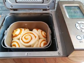 面团发酵到面包桶的8分满就可以烘烤了，默认烘烤中色，时间32分钟