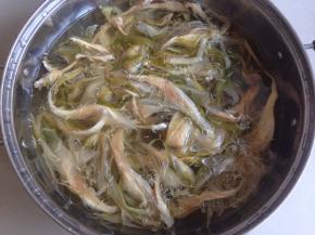 剑花提前1个小时洗一下，再浸泡