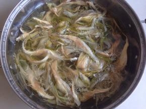 剑花提前1个小时洗一下，再浸泡