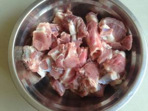 猪骨洗干净沥干水份