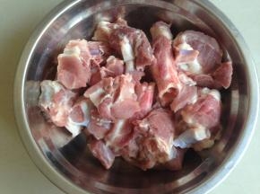 猪骨洗干净沥干水份