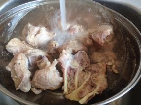 煮过之后有很多浮沫，再用流动的清水洗一下