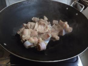 炒菜锅烧热加少许油和姜片，加入猪骨，炒一下