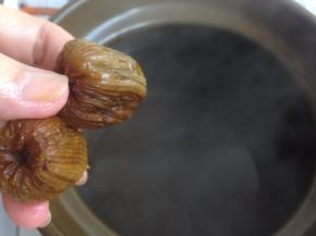 汤锅里加水，加入蜜枣