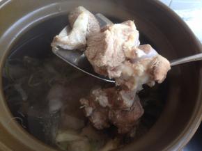 加入炒过的猪骨