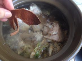 加陈皮（陈皮要用水泡软之后，再刮去白囊）