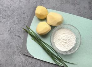 食材准备：土豆三个（比较小）、葱叶8根、面粉45g