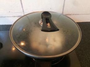 盖上锅盖小火焖熟