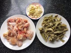 小鸡腿切块，笋干切段