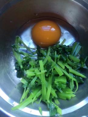 蔬菜放入碗里，加入一个鸡蛋