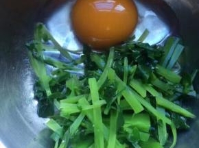 蔬菜放入碗里，加入一个鸡蛋