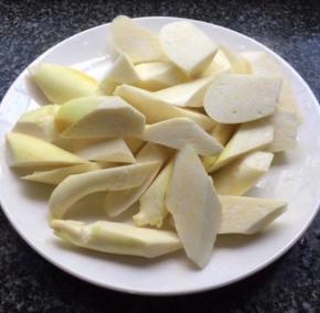 茭白洗净滚刀切块