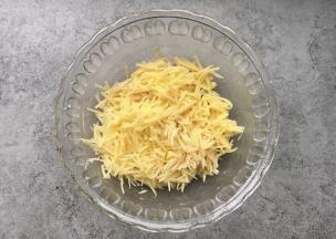 土豆刨细丝（个人建议用刨刀刨丝方便，口感更好）葱叶切小段