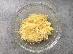 土豆刨细丝（个人建议用刨刀刨丝方便，口感更好）葱叶切小段