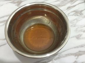 转换糖浆和花生油混合在一起，搅拌至里面布满小气泡